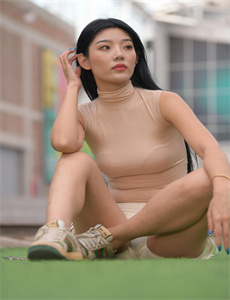 《一人在上吸一人之下吃图片-夺人之美》